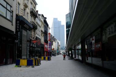 Brüksel, Belçika. 19 Mart 2020. Belçika hükümetinin Coronavirus 'u tecrit etmesi sonrasında tarihi merkezdeki kapalı dükkanların manzarası.