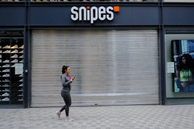 Brüksel, Belçika. 19 Mart 2020. Belçika hükümetinin Coronavirus 'u tecrit etmesi sonrasında tarihi merkezdeki kapalı dükkanların manzarası.