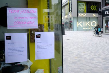 Brüksel, Belçika. 19 Mart 2020. Belçika hükümetinin Coronavirus 'u tecrit etmesi sonrasında tarihi merkezdeki kapalı dükkanların manzarası.