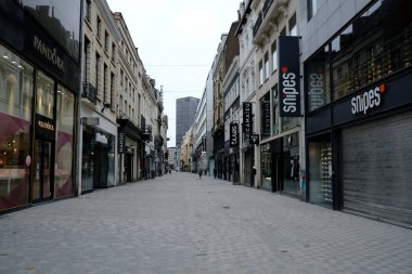 Brüksel, Belçika. 19 Mart 2020. Belçika hükümetinin Coronavirus 'u tecrit etmesi sonrasında tarihi merkezdeki kapalı dükkanların manzarası.