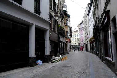 Brüksel, Belçika. 19 Mart 2020. Belçika hükümetinin Coronavirus 'u tecrit etmesi sonrasında tarihi merkezdeki kapalı dükkanların manzarası.