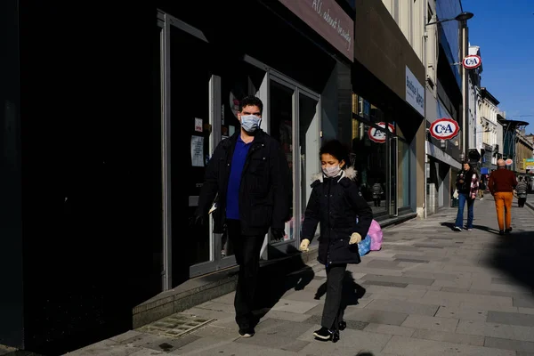 Brussel België Maart 2020 Mensen Met Beschermende Gezichtsmaskers Een Uitbraak — Stockfoto