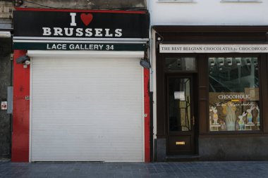 Belçika 'nın Brüksel, Belçika' da 24 Mart 2020 'de Coronavirus hastalığının yayılmasını yavaşlatmak amacıyla kapatması sonrasında Brüksel şehir merkezinde kapalı perakende mağazaları ve boş sokaklar