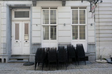 Belçika 'nın 24 Mart 2020' de Brüksel, Belçika 'da Coronavirus hastalığının yayılmasını yavaşlatmak için tecrit uygulaması sonrasında kapalı bar ve restoran manzarası