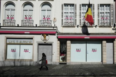 Belçika 'nın 24 Mart 2020' de Brüksel, Belçika 'da Coronavirus hastalığının yayılmasını yavaşlatmak için tecrit uygulaması sonrasında kapalı bar ve restoran manzarası