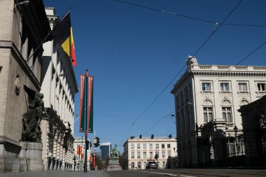 Belçika 'nın Brüksel, Belçika' da 24 Mart 2020 'de Coronavirus hastalığının yayılmasını yavaşlatmak için uyguladığı tecrit sonrasında Brüksel şehir merkezindeki boş sokakların manzarası