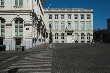 Belçika 'nın Brüksel, Belçika' da 24 Mart 2020 'de Coronavirus hastalığının yayılmasını yavaşlatmak için uyguladığı tecrit sonrasında Brüksel şehir merkezindeki boş sokakların manzarası