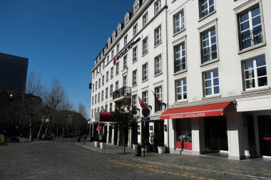 Belçika 'nın Brüksel, Belçika' da 24 Mart 2020 'de Coronavirus hastalığının yayılmasını yavaşlatmak için uyguladığı tecrit sonrasında Brüksel şehir merkezindeki boş sokakların manzarası