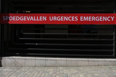24 Mart 2020 'de Brüksel, Belçika' daki Saint-Jean hastanesinin acil servis girişinin görüntüsü