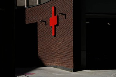 24 Mart 2020 'de Brüksel, Belçika' daki Saint-Jean hastanesinin acil servis girişinin görüntüsü