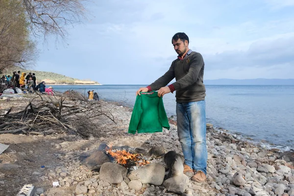 Migrantes Aquecem Lado Uma Fogueira Perto Aldeia Skala Sikamineas Grécia — Fotografia de Stock