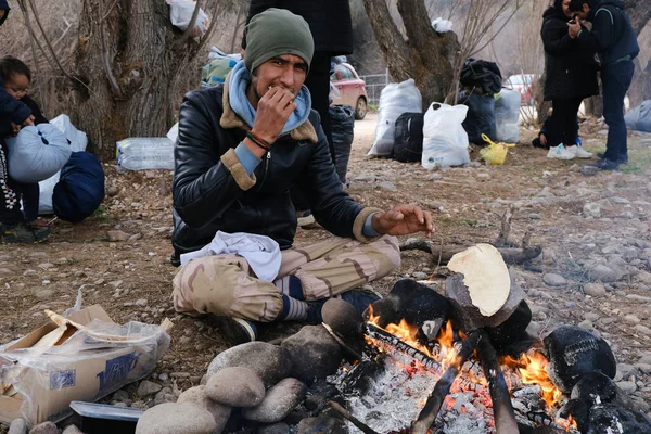 Migrantes Aquecem Lado Uma Fogueira Perto Aldeia Skala Sikamineas Grécia — Fotografia de Stock