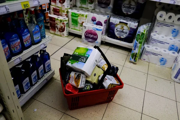 Bruselas Bélgica Marzo 2020 Envases Papel Higiénico Cesta Supermercado — Foto de Stock