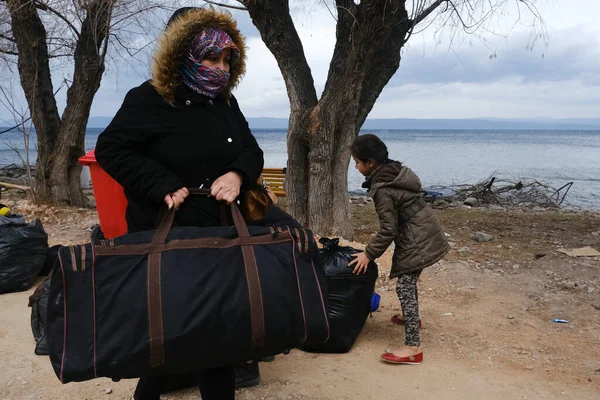 Refugiados Migrantes Esperan Ser Trasladados Puerto Mitilene Desde Pueblo Skala — Foto de Stock
