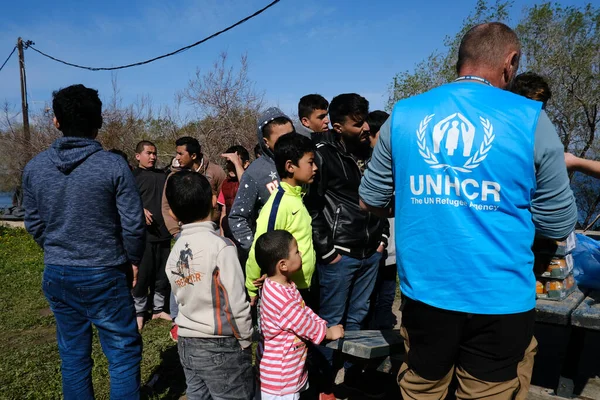 Worker Unhcr United Nations Agency Refugees Standing Front Crowd Refugees — Stock Photo, Image
