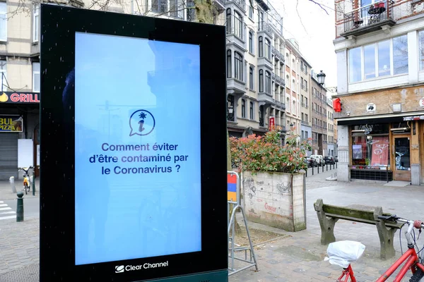 Billboard Хештегом Staysafe Кампанії Захисту Від Коронавірусу Автобусній Зупинці Брюсселі — стокове фото