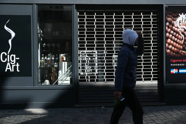 ベルギーが2020年3月24日にベルギーのブリュッセルでコロナウイルス病の蔓延を遅らせるために閉鎖された小売店や空の通り — ストック写真