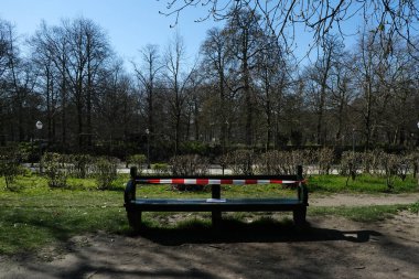 Belçika 'nın 24 Mart 2020' de Brüksel, Belçika 'da Coronavirus hastalığının yayılmasını yavaşlatmak için tecrit uygulaması sonrasında Brüksel şehir merkezinde kapalı bir park.