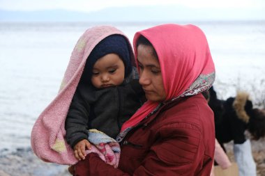 Mülteciler ve göçmenler 4 Mart 2020 'de Yunanistan' ın Lezbiyen Adası 'ndaki Skala Sikamias köyünden Mytilene limanına nakledilmeyi bekliyorlar..