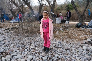Mülteciler ve göçmenler 4 Mart 2020 'de Yunanistan' ın Lezbiyen Adası 'ndaki Skala Sikamias köyünden Mytilene limanına nakledilmeyi bekliyorlar..