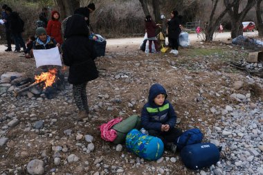 Mülteciler ve göçmenler 4 Mart 2020 'de Yunanistan' ın Lezbiyen Adası 'ndaki Skala Sikamias köyünden Mytilene limanına nakledilmeyi bekliyorlar..
