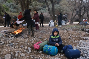 Mülteciler ve göçmenler 4 Mart 2020 'de Yunanistan' ın Lezbiyen Adası 'ndaki Skala Sikamias köyünden Mytilene limanına nakledilmeyi bekliyorlar..