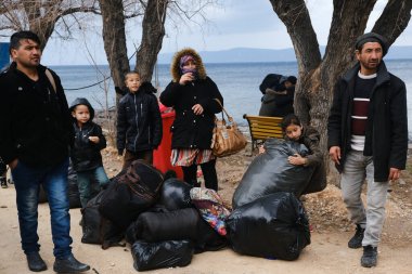 Mülteciler ve göçmenler 4 Mart 2020 'de Yunanistan' ın Lezbiyen Adası 'ndaki Skala Sikamias köyünden Mytilene limanına nakledilmeyi bekliyorlar..