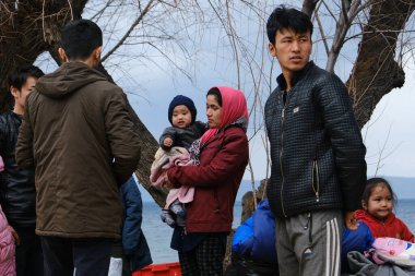 Mülteciler ve göçmenler 4 Mart 2020 'de Yunanistan' ın Lezbiyen Adası 'ndaki Skala Sikamias köyünden Mytilene limanına nakledilmeyi bekliyorlar..