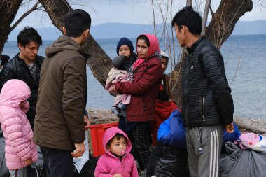 Mülteciler ve göçmenler 4 Mart 2020 'de Yunanistan' ın Lezbiyen Adası 'ndaki Skala Sikamias köyünden Mytilene limanına nakledilmeyi bekliyorlar..