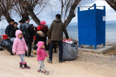 Mülteciler ve göçmenler 4 Mart 2020 'de Yunanistan' ın Lezbiyen Adası 'ndaki Skala Sikamias köyünden Mytilene limanına nakledilmeyi bekliyorlar..