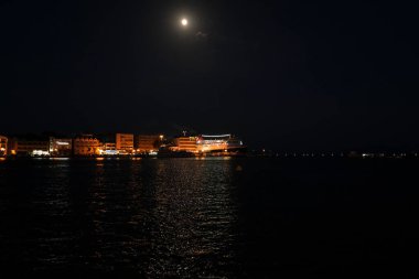 Mytilene limanının 8 Mart 2020 tarihli genel görünümü. Mytilene Yunanistan 'ın Lezbiyen Adası' nın başkenti ve limanı ve aynı zamanda Kuzey Ege Bölgesi 'nin başkenti ve yönetim merkezidir..