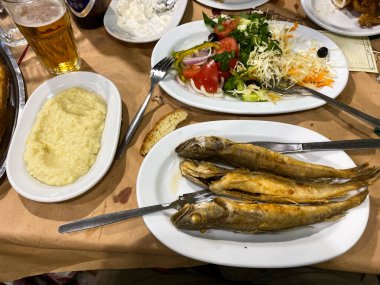 Yunanistan 'ın Lezbiyen Adası Skala Sikamineas Limanı' ndaki tavernada 7 Mart 2020 'de kızartılmış balık tabağı..