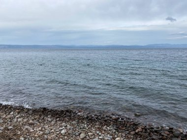 Bulutlu bir günde kayalık sahil manzarası