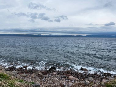 Bulutlu bir günde kayalık sahil manzarası