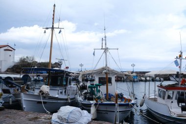 Yunanistan 'ın Lezbiyen Adası' ndaki Skala Sikamine Limanı 'nda 4 Mart 2020' de balıkçı tekneleri