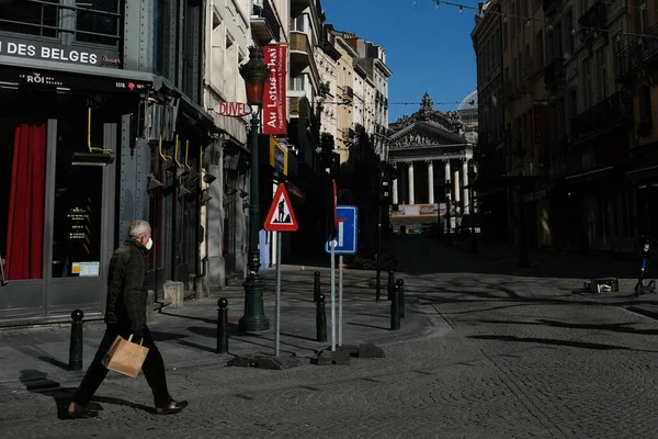 Pieszy Noszący Maskę Ochronną Wchodzi Centrum Miasta Tym Jak Belgia — Zdjęcie stockowe