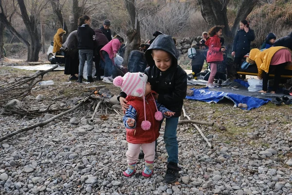 Refugiados Migrantes Esperan Ser Trasladados Puerto Mitilene Desde Pueblo Skala — Foto de Stock