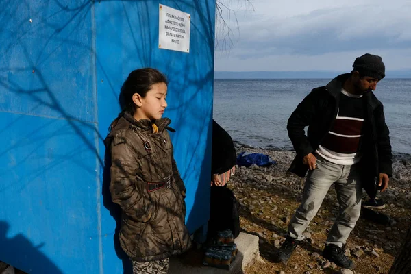 Refugiados Migrantes Esperan Ser Trasladados Puerto Mitilene Desde Pueblo Skala — Foto de Stock