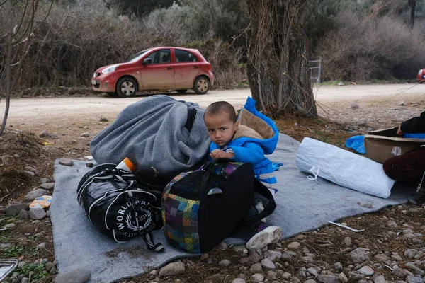 Refugiados Migrantes Esperan Ser Trasladados Puerto Mitilene Desde Pueblo Skala — Foto de Stock