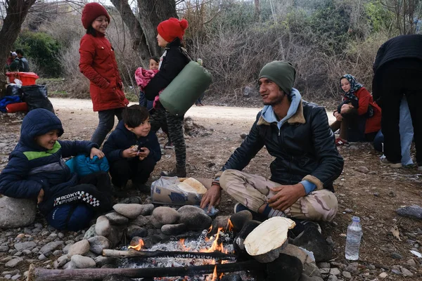 Menekültek Migránsok Várják Hogy Átszállítsák Őket Mytilene Kikötőjébe Skala Sikamias — Stock Fotó