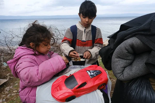 난민들 이주민들은 그리스의 레스보스섬에 스카라 마을에서 항으로 주하기를 기다리고 있습니다 — 스톡 사진