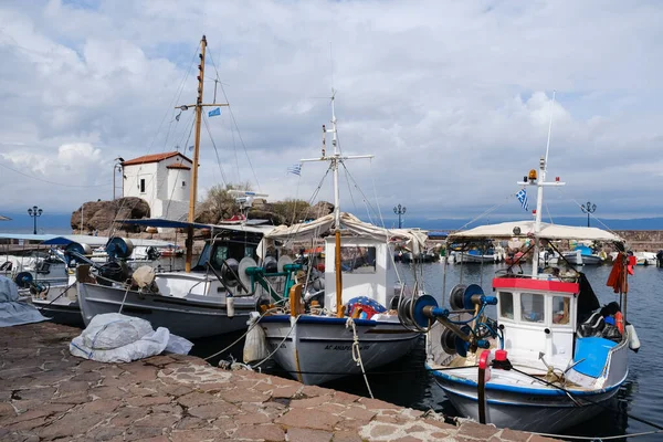 Рыбацкие Лодки Гавани Скала Сикаминеас Греческом Острове Лесбос Марта 2020 — стоковое фото