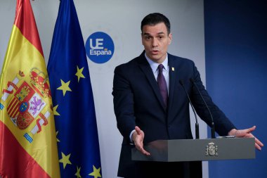 Brüksel, Belçika. 21 Şubat 2020. İspanya Başbakanı Pedro Sanchez AB liderlerinin zirvesi sonrasında düzenlediği basın toplantısında konuştu.