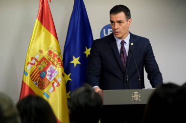 Brüksel, Belçika. 21 Şubat 2020. İspanya Başbakanı Pedro Sanchez AB liderlerinin zirvesi sonrasında düzenlediği basın toplantısında konuştu.