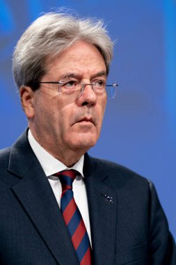 Avrupa Komisyonu Başkan Yardımcısı Valdis Dombrovski ve AB 'nin Ekonomi Komiseri Paolo Gentiloni, 28 Mayıs 2020' de Brüksel, Belçika 'daki Avrupa Komisyonu genel merkezinde Kurtarma ve Direniş konulu bir basın toplantısı düzenlediler..