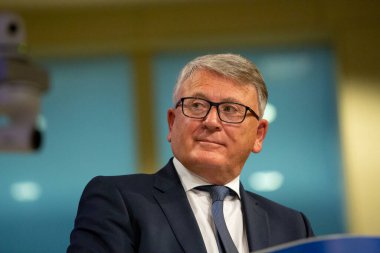 Avrupa Komisyonu Başkan Yardımcısı Frans Timmermans, Komisyon Üyesi Elisa Ferreira ve Komisyon Üyesi Nicolas Schmit 28 Mayıs 2020 'de Brüksel, Belçika' da ortak bir basın toplantısı düzenlediler..