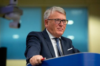 Avrupa Komisyonu Başkan Yardımcısı Frans Timmermans, Komisyon Üyesi Elisa Ferreira ve Komisyon Üyesi Nicolas Schmit 28 Mayıs 2020 'de Brüksel, Belçika' da ortak bir basın toplantısı düzenlediler..