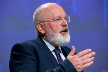 Avrupa Komisyonu Başkan Yardımcısı Frans Timmermans, Komisyon Üyesi Elisa Ferreira ve Komisyon Üyesi Nicolas Schmit 28 Mayıs 2020 'de Brüksel, Belçika' da ortak bir basın toplantısı düzenlediler..