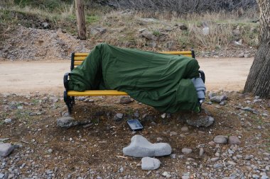 Yunanistan 'ın Mytilene plajında 4 Mart 2020' de bir mülteci uyuyor