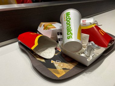 McDonald 's restoranındaki yemekten sonra çöpleri toplamış. McDonalds restoranında. Brüksel, Belçika 21 Şubat 2020
